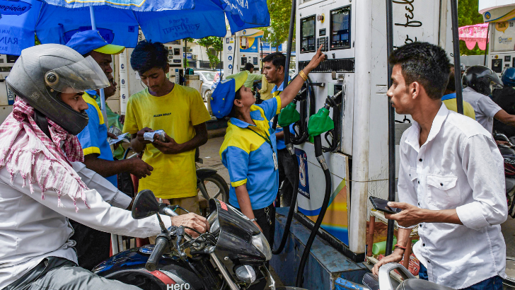 https://www.salarnews.in/public/uploads/images/newsimages/maannewsimage25052026_160623_Fuel price hike .png